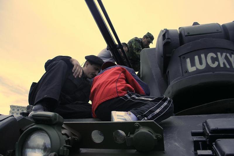 Un militar explica unui copil cum functioneaza masina de razboi, Foto: Hotnews