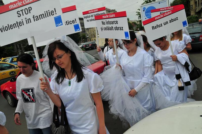 Femeile in rochii albe au protestat fata de violenta domestica, Foto: Hotnews