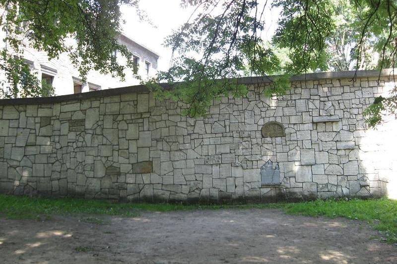 Zid cu pietre de mormant in cimitirul evreiesc, Foto: Hotnews