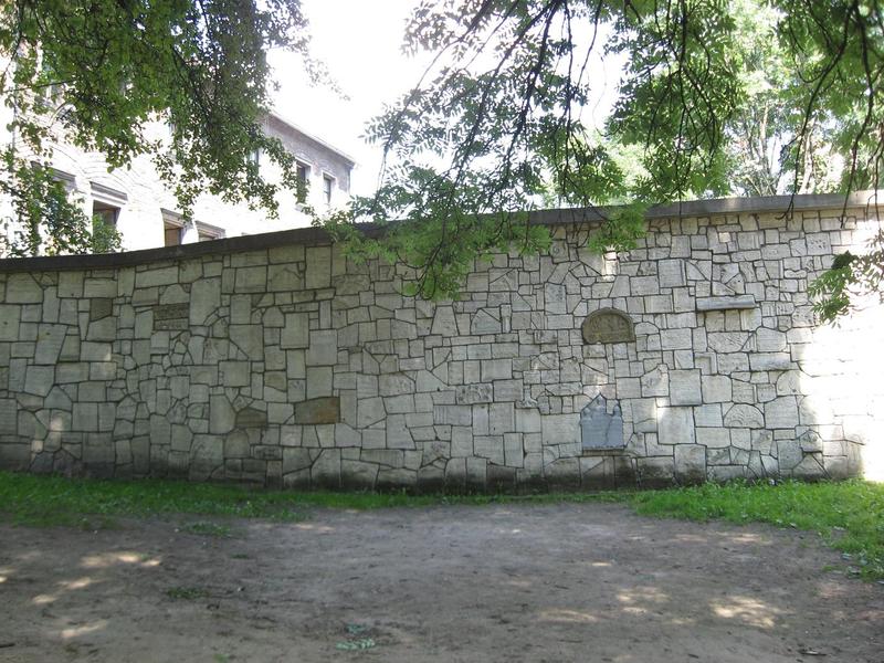Zid cu pietre de mormant in cimitirul evreiesc, Foto: Hotnews