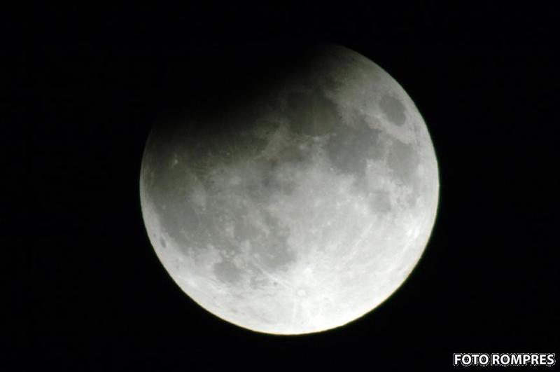 Eclipsa partiala de luna, Foto: Rompres