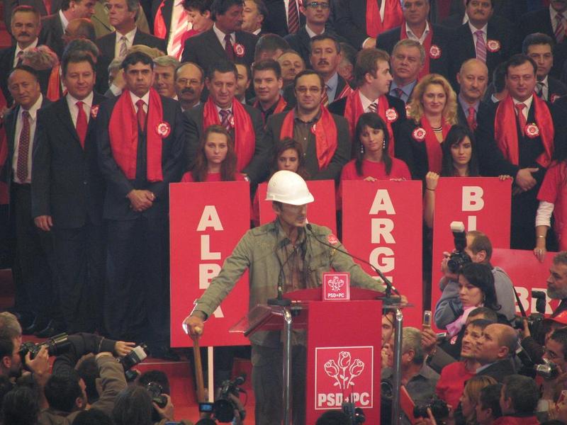 Radu Mazare pe scena PSD echipat in muncitor cu casca si cazma, Foto: Hotnews