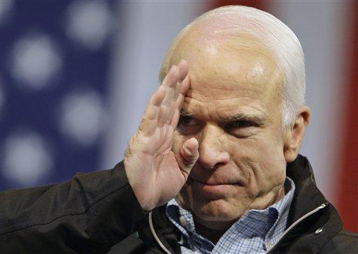 Fostul militar McCain saluta multimea, Foto: Associated Press