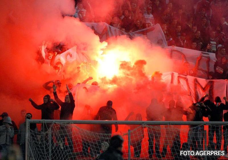 Torte aprinse pe stadion, Foto: AGERPRES