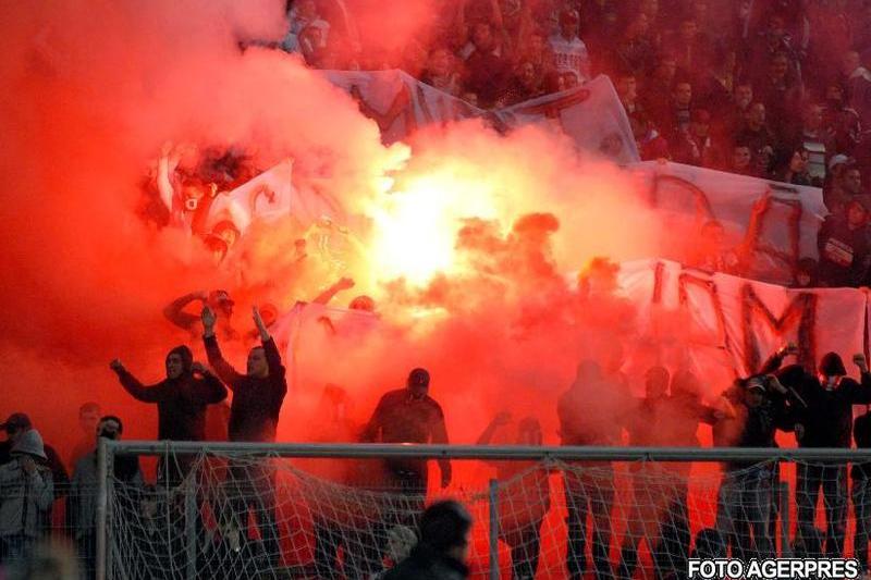 Torte aprinse pe stadion, Foto: AGERPRES