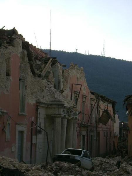 Prefectura Aquila, distrusa de cutremur, Foto: HotNews.ro