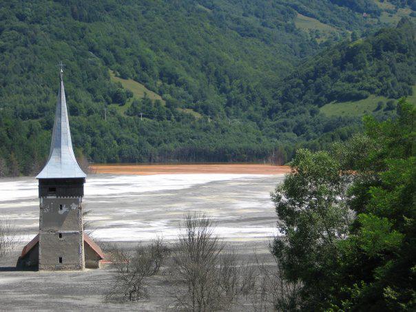biserica din Geamana, cu sterilul pana la streasina, Foto: USER UPLOADED