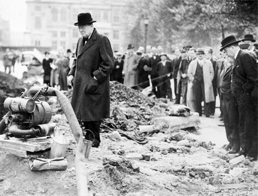 Churchill inspectand un crater lasat de o bomba aproape de intrarea cladirii pe 30 Septembrie 1940, Foto: Churchill Museum