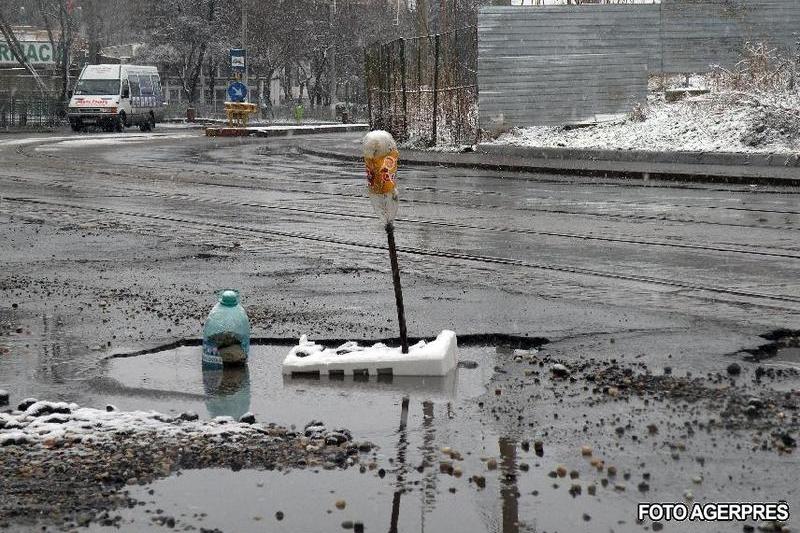 Gropi in asfalt, Foto: HotNews.ro