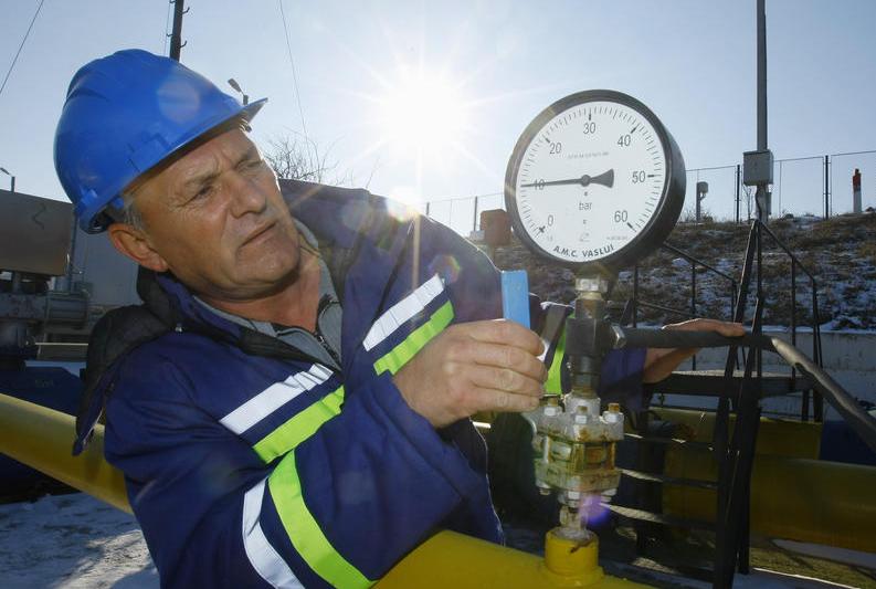 Un operator Transgaz verifica presiunea gazului la statia de distributie din Isaccea, Foto: Reuters/Bogdan Cristel