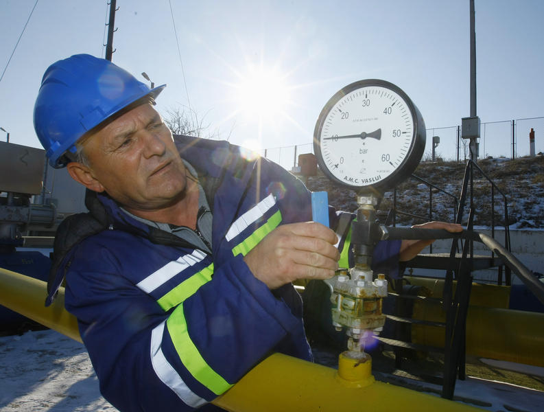 Un operator Transgaz verifica presiunea gazului la statia de distributie din Isaccea, Foto: Reuters/Bogdan Cristel