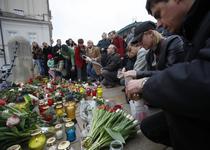 Polonezii depun flori si lumanari la sediul presedintiei