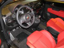 Interiorul Fiat 500 modificat de Abarth