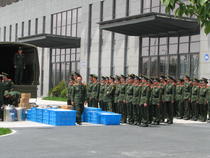Militarii chinezi duc de mancare voluntarilor