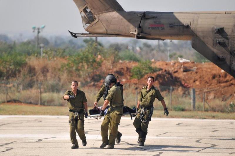 Soldati israelieni evacueaza un militant pro-palestinian la un spital de langa Tel Aviv, Foto: Reuters