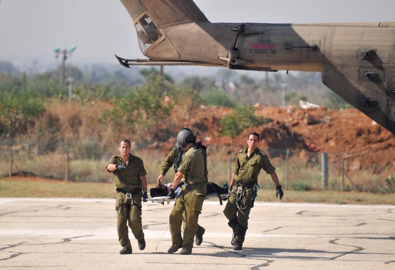 Soldati israelieni evacueaza un militant pro-palestinian la un spital de langa Tel Aviv, Foto: Reuters