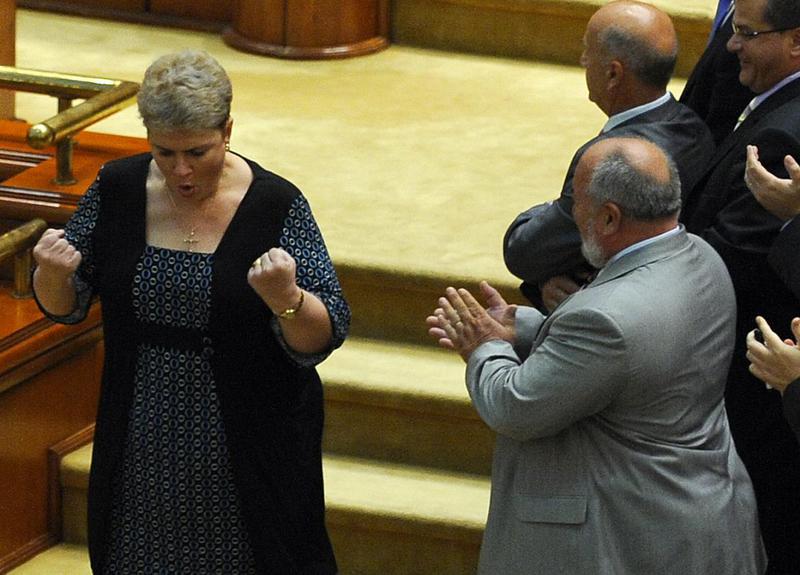 Teo Trandafir, bucuroasa la motiune, Foto: Mediafax