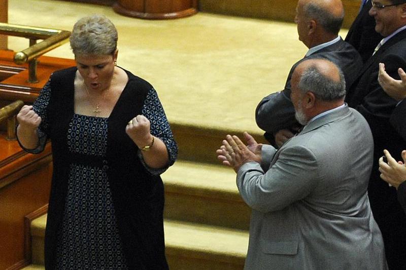 Teo Trandafir, bucuroasa la motiune, Foto: Mediafax