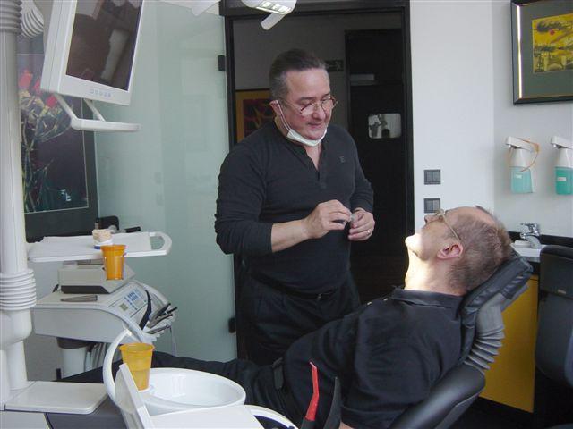 Medicul Dr. Waldemar Alfred Zawadzki in cabinetul sau stomatologic din Reutlingen, Foto: Hotnews