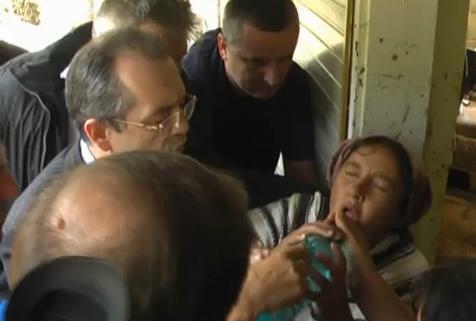 Femeia a lesinat in bratele lui Boc, Foto: YouTube