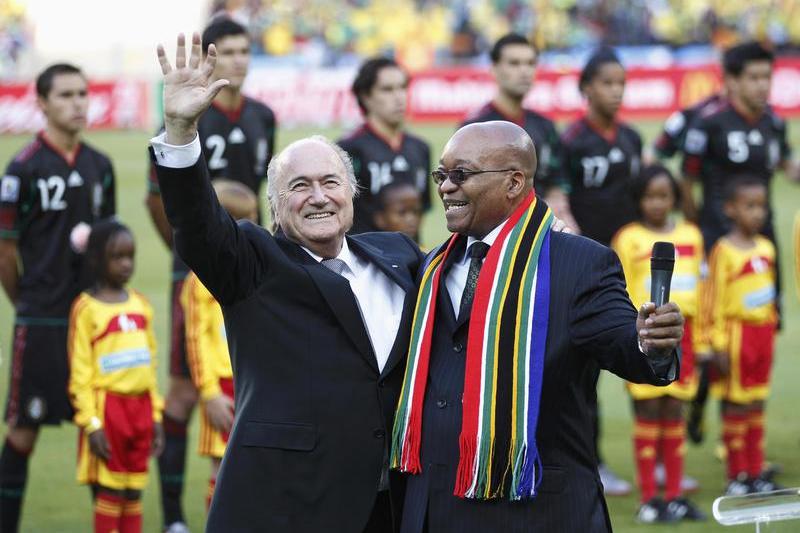 Sepp Blatter (stanga), alaturi de presedintele Africii de Sud, Jacob Zuma, Foto: Reuters