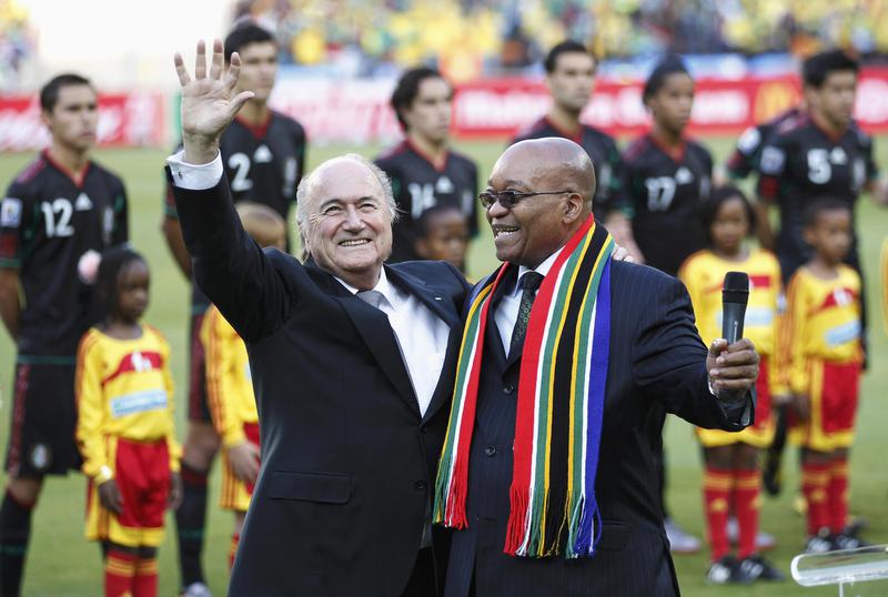 Sepp Blatter (stanga), alaturi de presedintele Africii de Sud, Jacob Zuma, Foto: Reuters