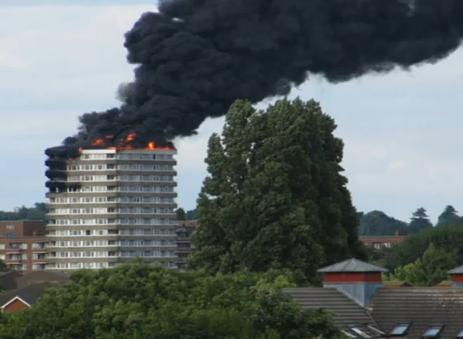 cladire in flacari intr-un cartier din Londra, Foto: Captura Youtube.com