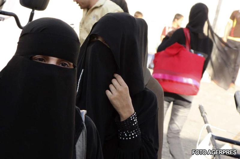 Femei purtand niqab, la cumparaturi, Foto: AGERPRES