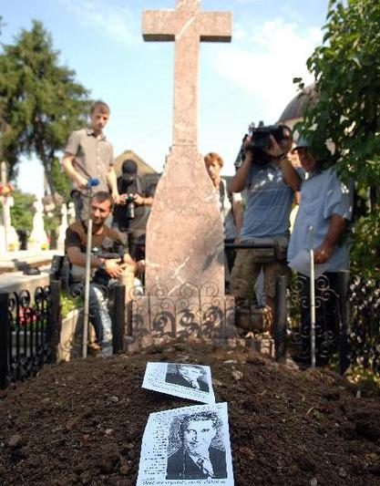 Sotii Ceausescu au fost deshumati, Foto: Agerpres