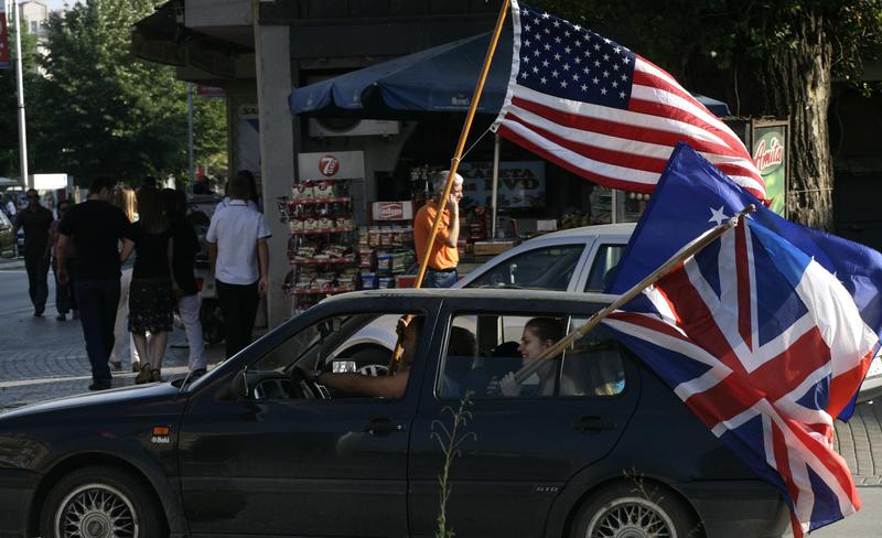 Kosovari celebrind decizia CIJ cu drapele ale SUA si Marii Britanii, Foto: Reuters