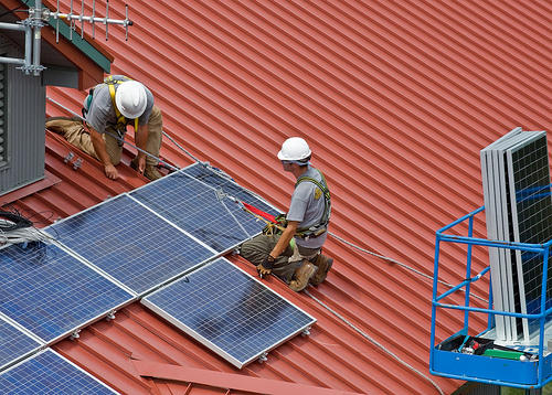 Instalare panou solar, Foto: Flickr