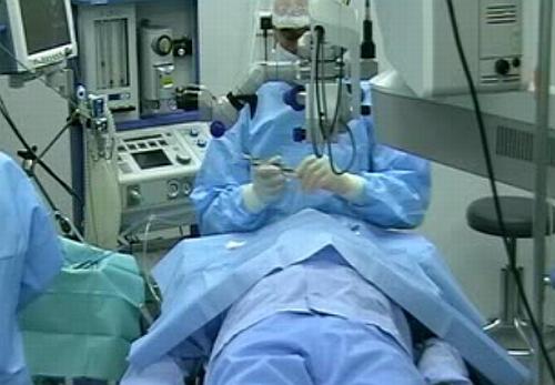 Dr. Ioan Stefaniu, in sala de operatie, Foto: MedLive.ro