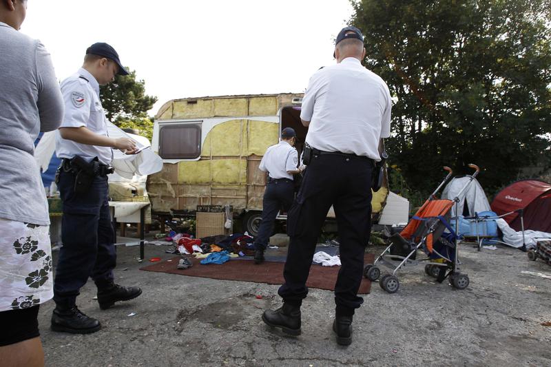Politistii francezi desfiinteaza o tabara ilegala, Foto: Reuters