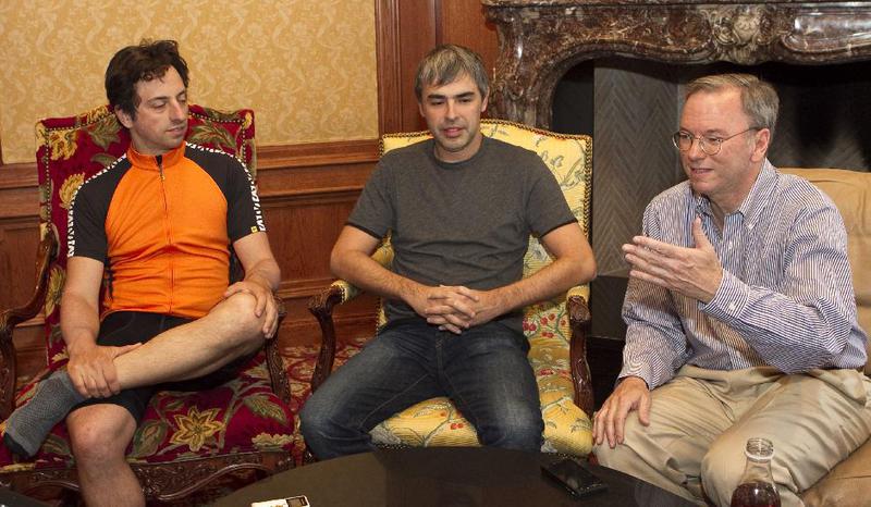 Sergey Brin (stanga) si Larry Page (centru), alaturi de Eric Schmidt, CEO Google, Foto: Agerpres