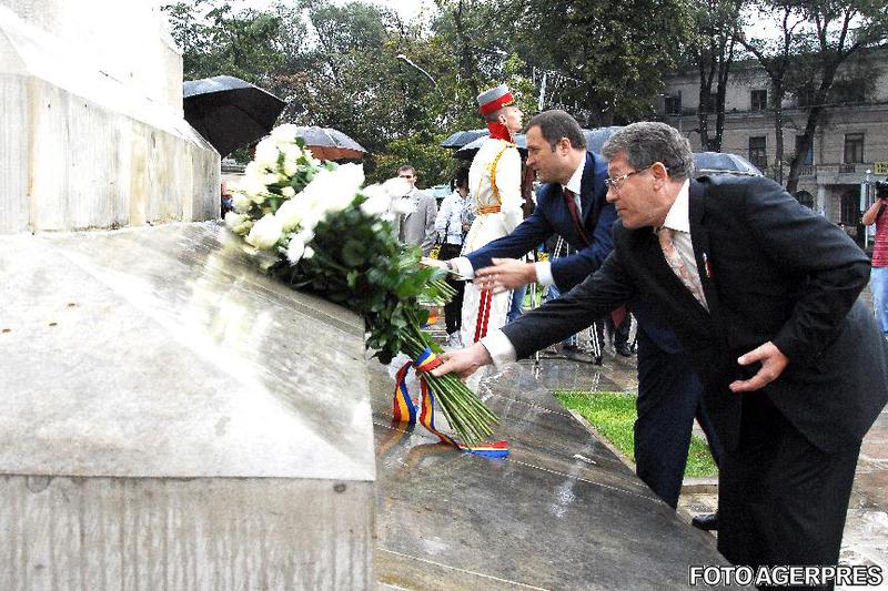 Mihai Ghimpu si Vlad Filat depun flori la monumentul lui Stefan cel Mare din Chisinau, de Ziua Limbii Romane, Foto: Agerpres
