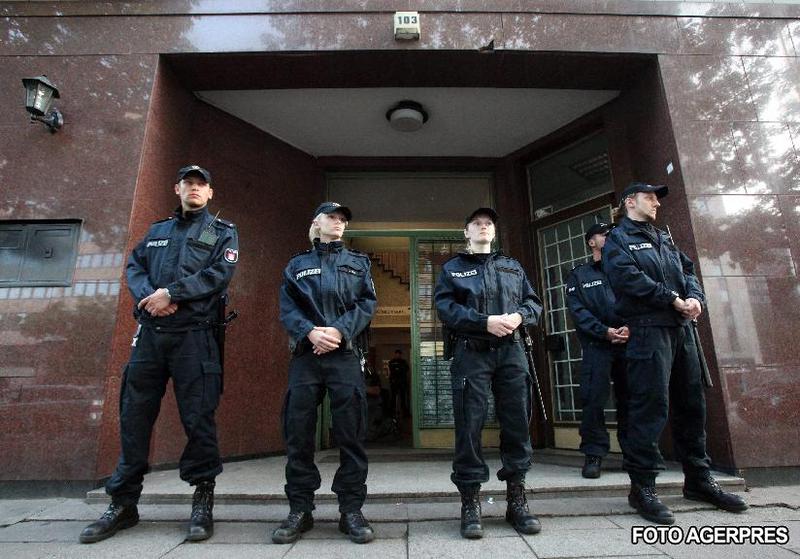 Ofiterii au perchezitionat moscheea, Foto: Agerpres