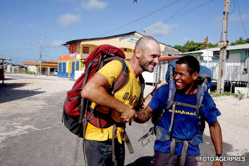 Ed Stafford si Cho ajung pe plaja Marapanim din Brazilia, dupa 859 de zile, Foto: Agerpres