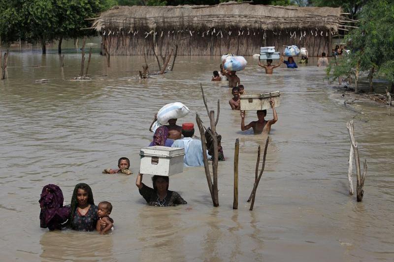 Evacuari din calea inundatiilor din Pakistan, Foto: Reuters