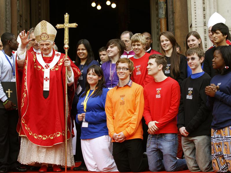 Papa intampina pelerinii la intrare in Catedrala Westminster, Foto: Reuters