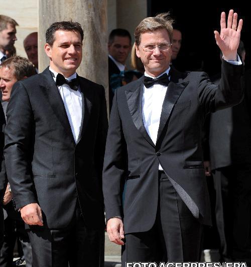 Ministrul de externe Guido Westerwelle (dreapta) si partenerul sau, Foto: Agerpres