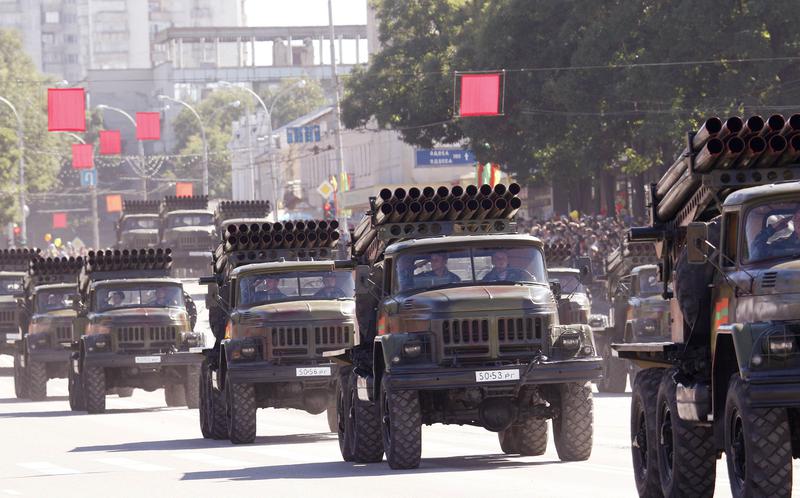 Military vehicles of Moldova's self-proclaimed separatist Dnestr region move during a military parade at Independence Day celebrations in Tiraspol, Foto: Reuters