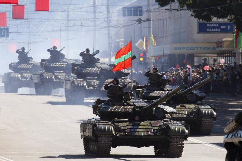 Tanks of Moldova's self-proclaimed separatist Dnestr region move during a military parade during Independence Day celebration in Tiraspol, Foto: Reuters