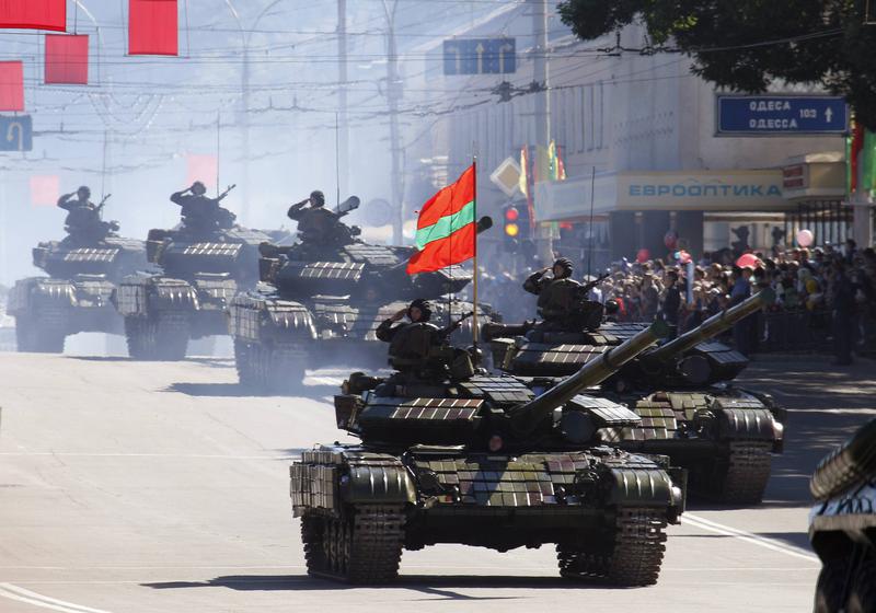 Tanks of Moldova's self-proclaimed separatist Dnestr region move during a military parade during Independence Day celebration in Tiraspol, Foto: Reuters