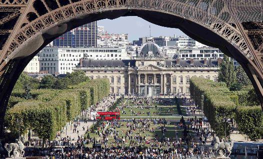 Parisul vazut din scaun cu rotile, Foto: Reuters