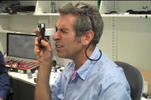 In rolul oftalmologului telefonul mobil Captura YouTube5, Foto: Captura Youtube.com