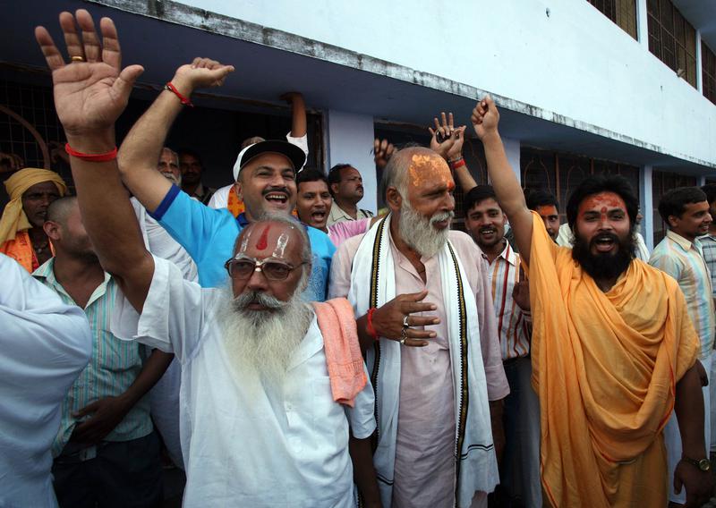 Preotii hindusi sarbatoresc verdictul in cazul Ayodhya, Foto: Reuters