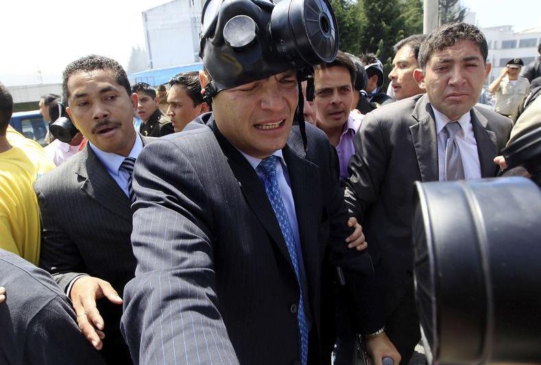 Presedintele ecuadorian Rafael Correa, tinta politistilor protestatari, Foto: Reuters