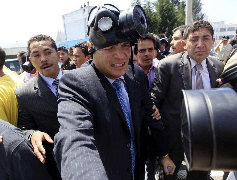 Presedintele ecuadorian Rafael Correa, tinta politistilor protestatari, Foto: Reuters