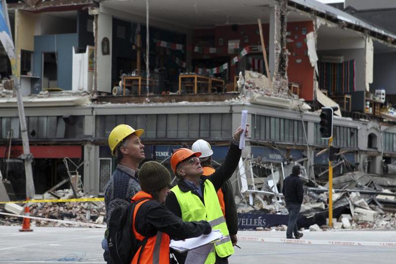 Inspectorii in constructie verifica imobilele distruse, Foto: Reuters