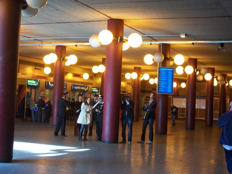 Locul agresiunii, politisti si jurnalisti in fata ghiseului de bilete, Foto: Hotnews